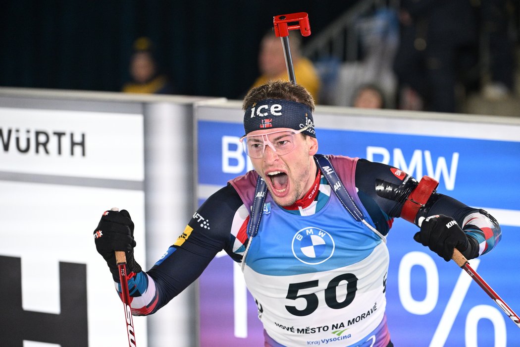 Vítězná radost Sturly Holm Laegreida po triumfu ve sprintu