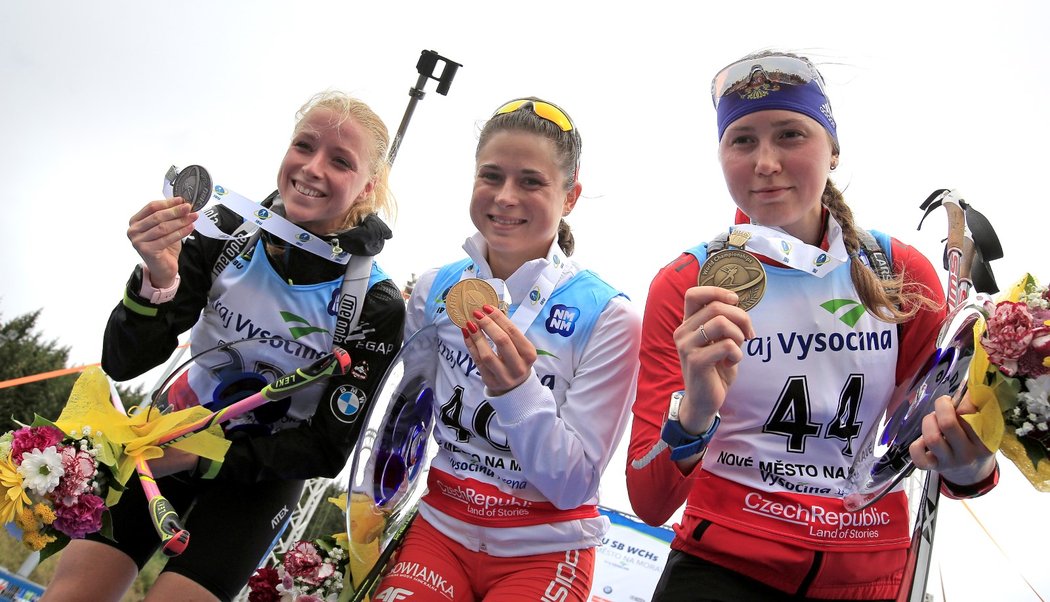 Juniorské medailistky z MS v letním biatlonu: zleva stříbrná Markéta Davidová, zlatá Kamila Žuková a bronzová Valerija Vasněcovová