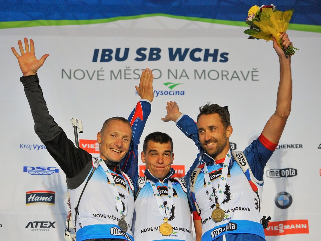 Sprint na MS v letním biatlonu ovládl čeští biatlonisté: zleva stříbrný Ondřej Moravec, zlatý Michal Krčmář a bronzový Tomáš Krupčík