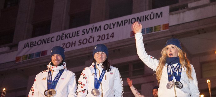 Členové úspěšné smíšené štafety Jaroslav Soukup, Veronika Vítková a Gabriela Soukalová