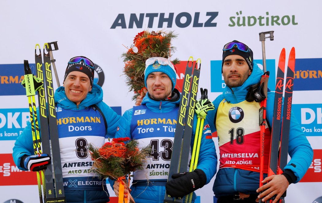 Alexander Loginov (uprostřed) na stupni vítězů na MS v biatlonu