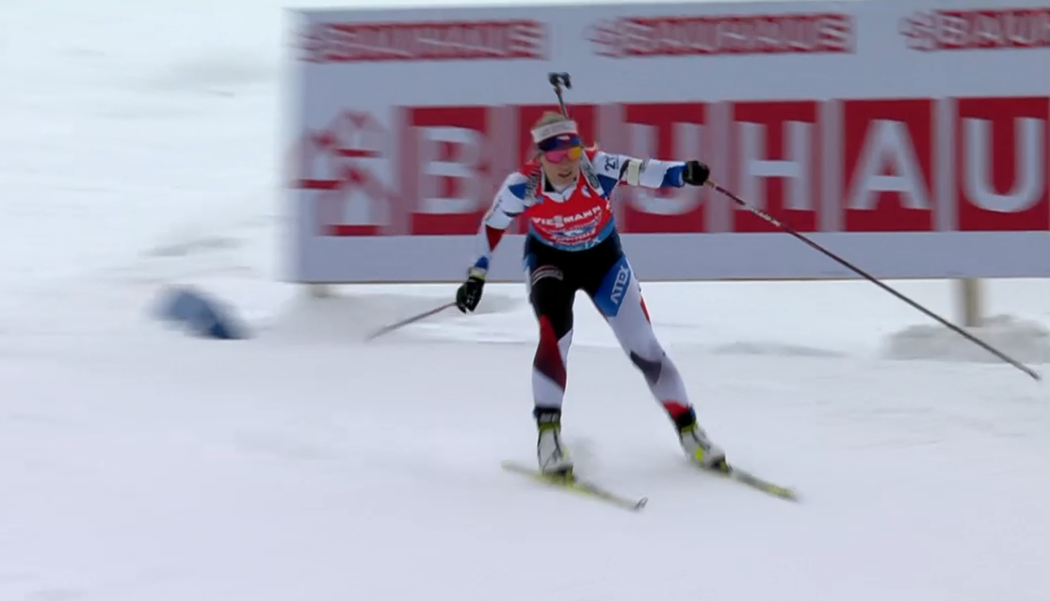 Lucie Charvátová v posledním úseku štafety z vedoucí pozice spadla