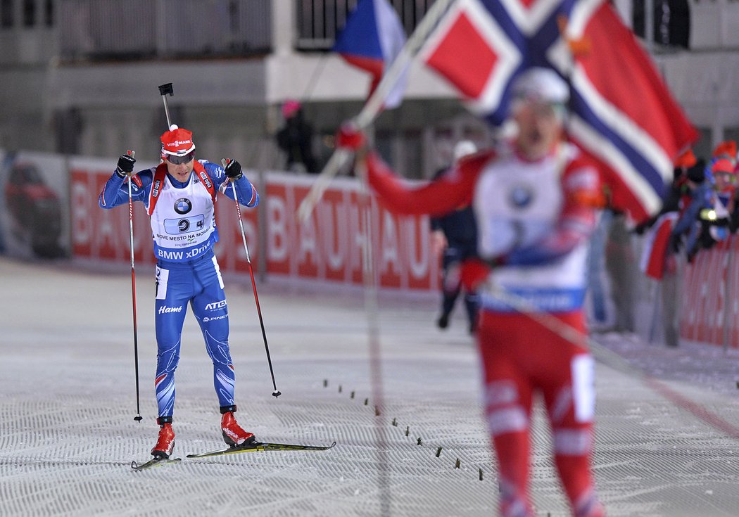 Ondřej Moravec (vzadu) přivezl českou smíšenou štafetu ve světovém poháru v Novém Městě do cíle na druhém místě