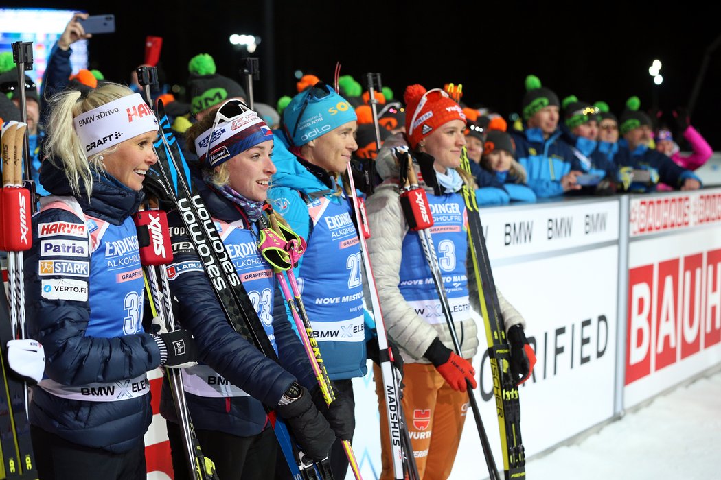 Finská biatlonistka Mari Ederová (vlevo) měla problémy se srdcem. Na fotce Davidová, Bescondová a Herrmannová