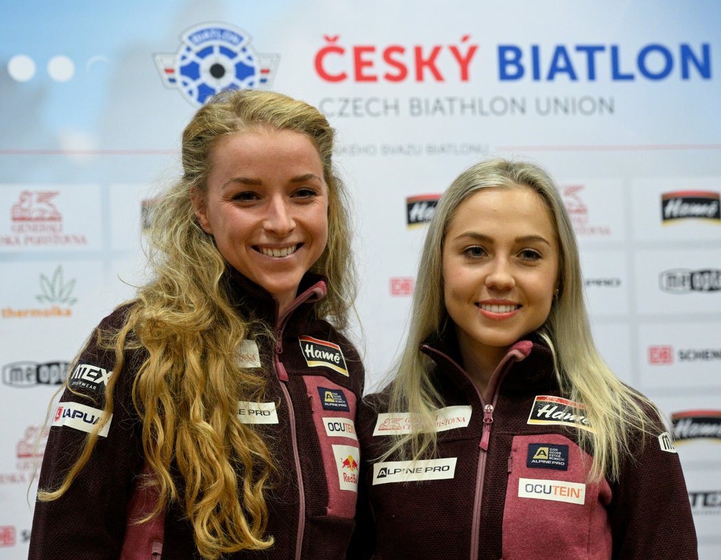 Biatlonistky Markéta Davidová (vlevo) a Tereza Voborníková se těší na novou sezonu