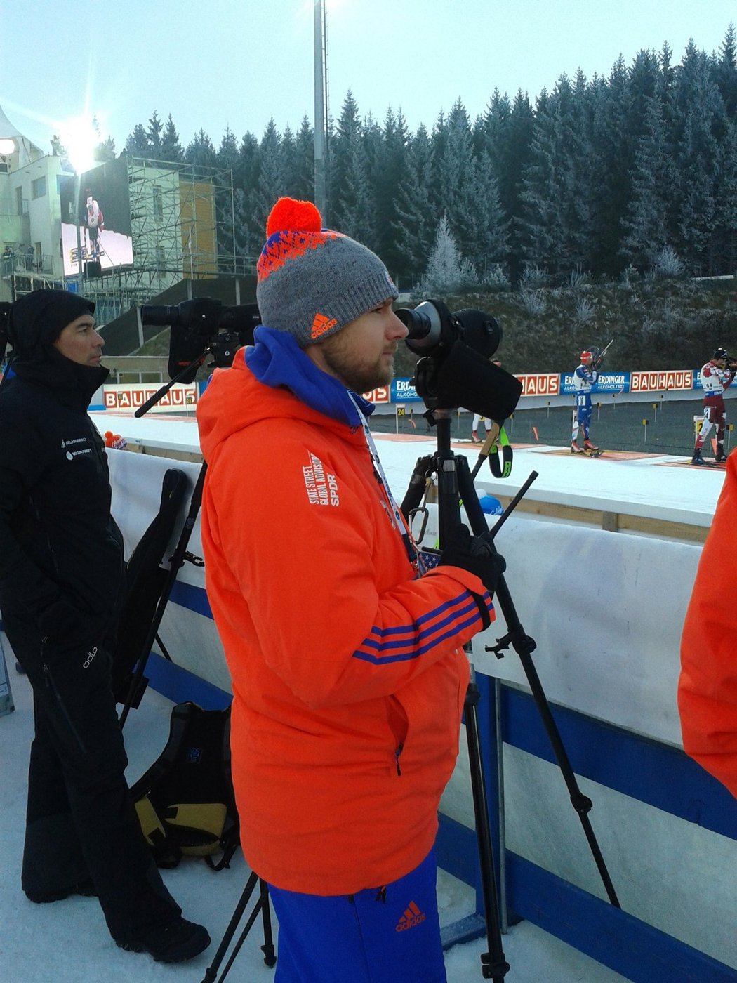 Matt Emmons pomáhá americkým biatlonistům se střelbou