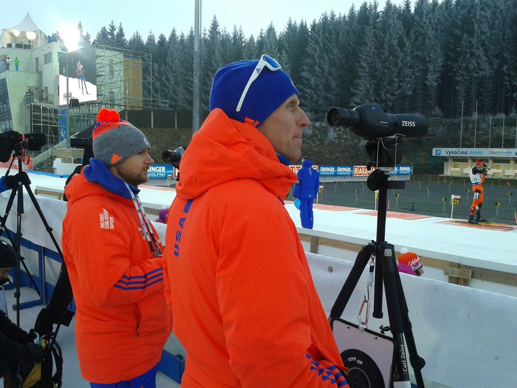 Matt Emmons pomáhá americkým biatlonistům USA se střelbou