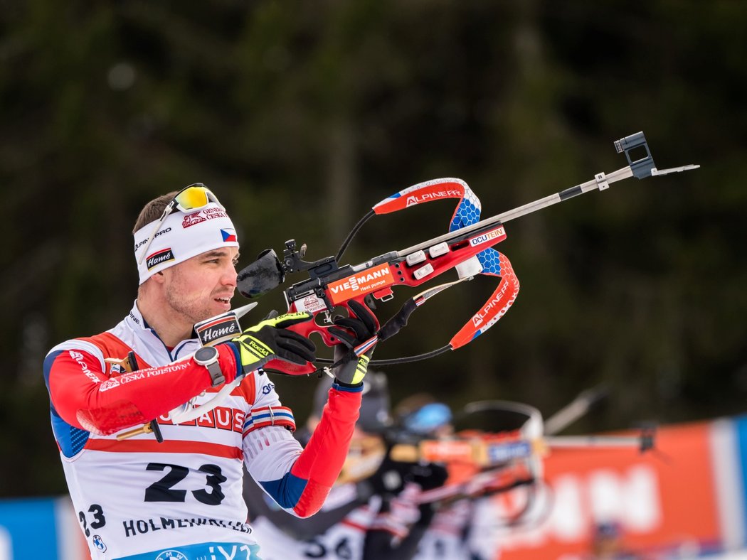 Michal Krčmář na střelnici během sprintu v Oslu