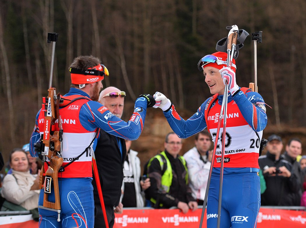 Michal Šlesingr (vlevo) s Ondřejem Moravcem na exhibici na závěr sezony 2014/2015