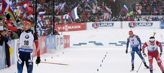 Ruský biatlonista Anton Šipulin (vlevo) se raduje ze stříbra ve stíhačce, pro bronz si dojíždí Nor Tarjei Bö a za ním čtvrtý Michal Šlesingr