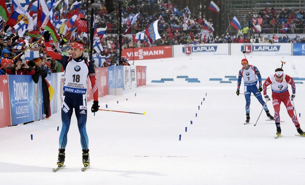 Ruský biatlonista Anton Šipulin (vlevo) se raduje ze stříbra ve stíhačce, pro bronz si dojíždí Nor Tarjei Bö a za ním čtvrtý Michal Šlesingr