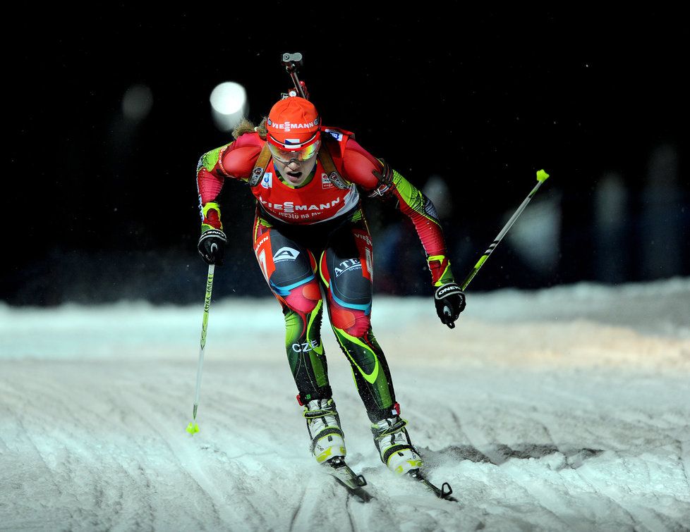 Gabriela Soukalová na trati závodu na 15 km