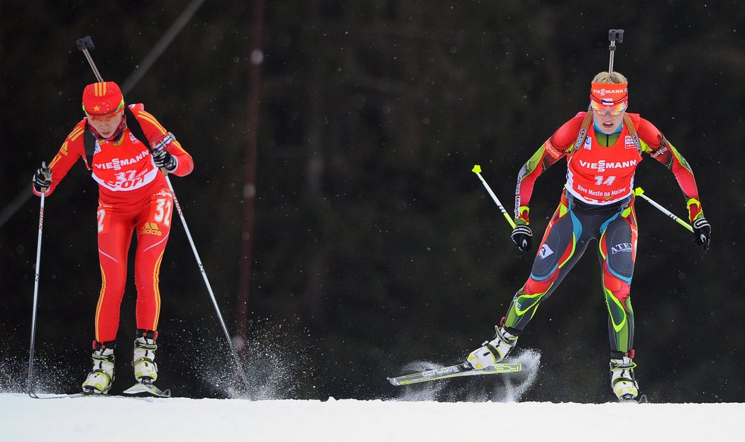 Gabriela Soukalová bojuje na trati s Yan Zhang