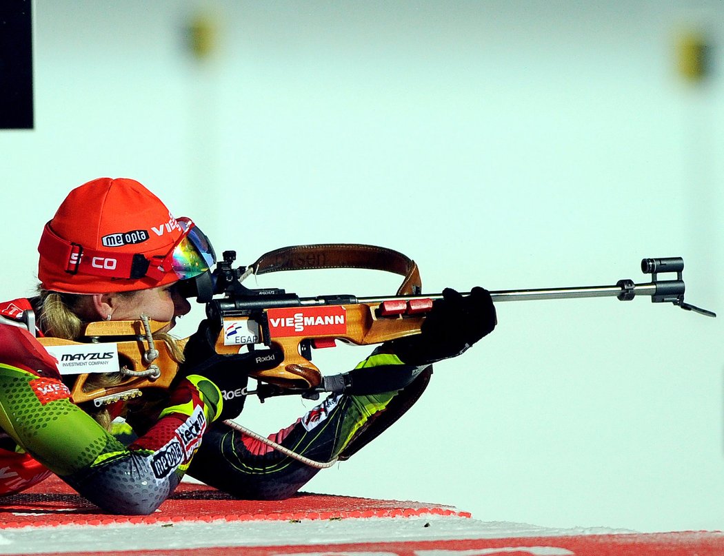 Soukalová při střelbě v závodu na 15 km