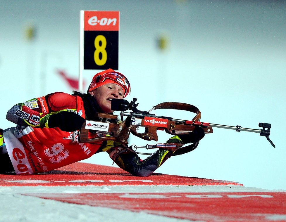 Veronika Vítková při střelbě v závodě na 15 km