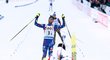 Francouz Martin Fourcade finišuje pro zlato ve smíšené štafetě na začátku MS v Oslu