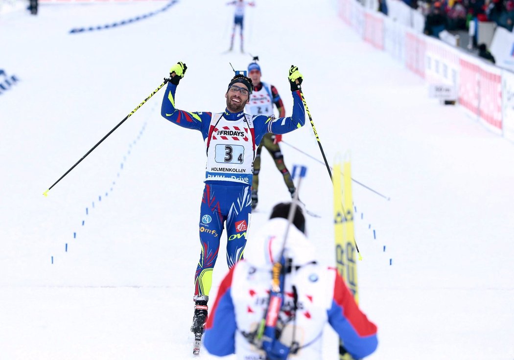 Francouz Martin Fourcade finišuje pro zlato ve smíšené štafetě na začátku MS v Oslu
