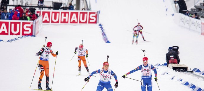 Veronika Vítková (vpravo) předává štafetu Gabriele Soukalové po svém nevydařeném první úseku