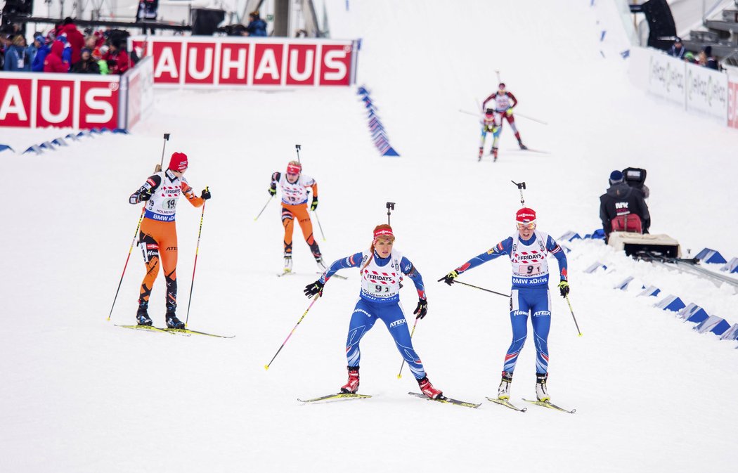 Veronika Vítková (vpravo) předává štafetu Gabriele Soukalové po svém nevydařeném první úseku