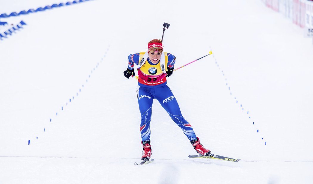 Gabriela Soukalová dojíždí do cíle sprintu na mistrovství světa v Oslu