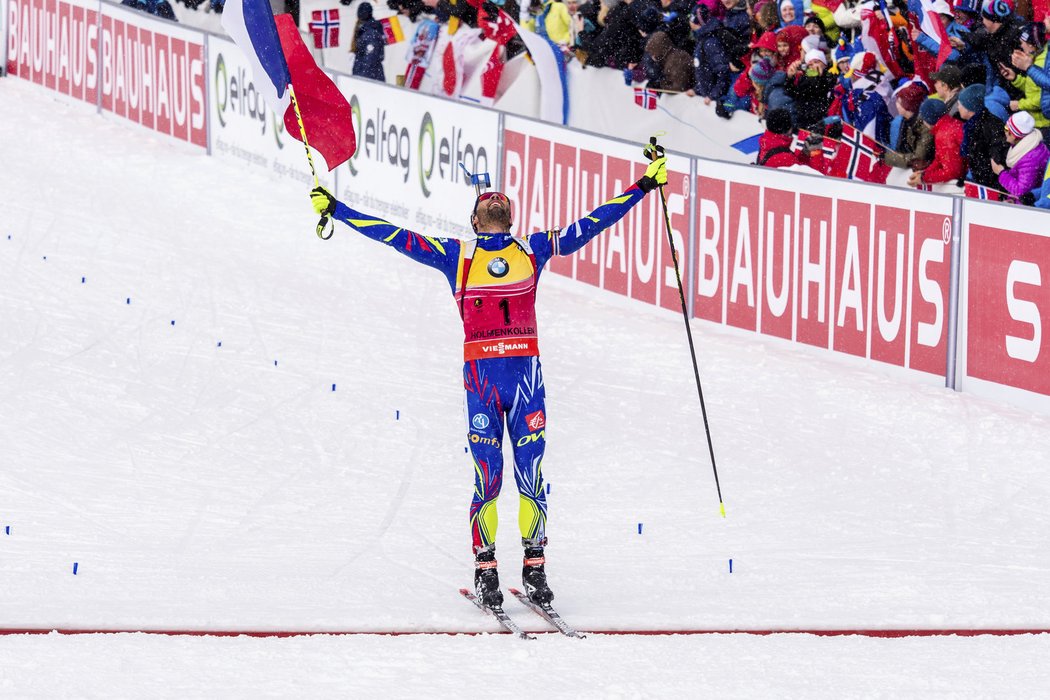 Martin Fourcade si s francouzskou vlajkou jede pro třetí zlato na MS v biatlonu