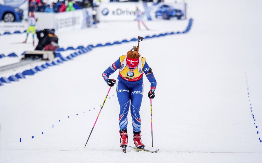 Gabriela Soukalová dojíždí do cíle vytrvalostního závodu na MS. Nakonec z toho bylo páté místo.