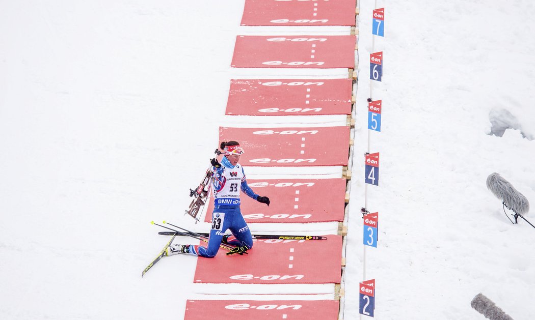 Veronika Vítková zaléhá ke střelbě ve vytrvalostním závodě na MS