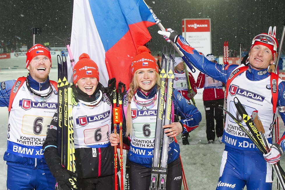 Čeští biatlonisté Michal Šlesingr, Veronika Vítková, Gabriela Soukalová a Ondřej Moravec se radují z triumfu ve smíšené štafetě na mistrovství světa ve Finsku