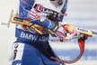 Ondřej Moravec se připravuje na střelbu vleže v závodě smíšených štafet na mistrovství světa biatlonistů