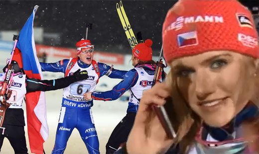Veronika Vítková (vlevo) a Gabriela Soukalová běží k finišmanovi zlaté české štafety Ondřeji Moravcovi. Soukalová si už před tím vyřídila telefon domů... Veronika Vítková (vlevo) a Gabriela Soukalová běží k finišmanovi zlaté české štafety Ondřeji Moravcovi. Soukalová si už před tím vyřídila telefon domů...