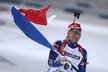Biatlonista Ondřej Moravec s českou vlajkou přijíždí do cíle závodu smíšených štafet na MS v Kontiolahti