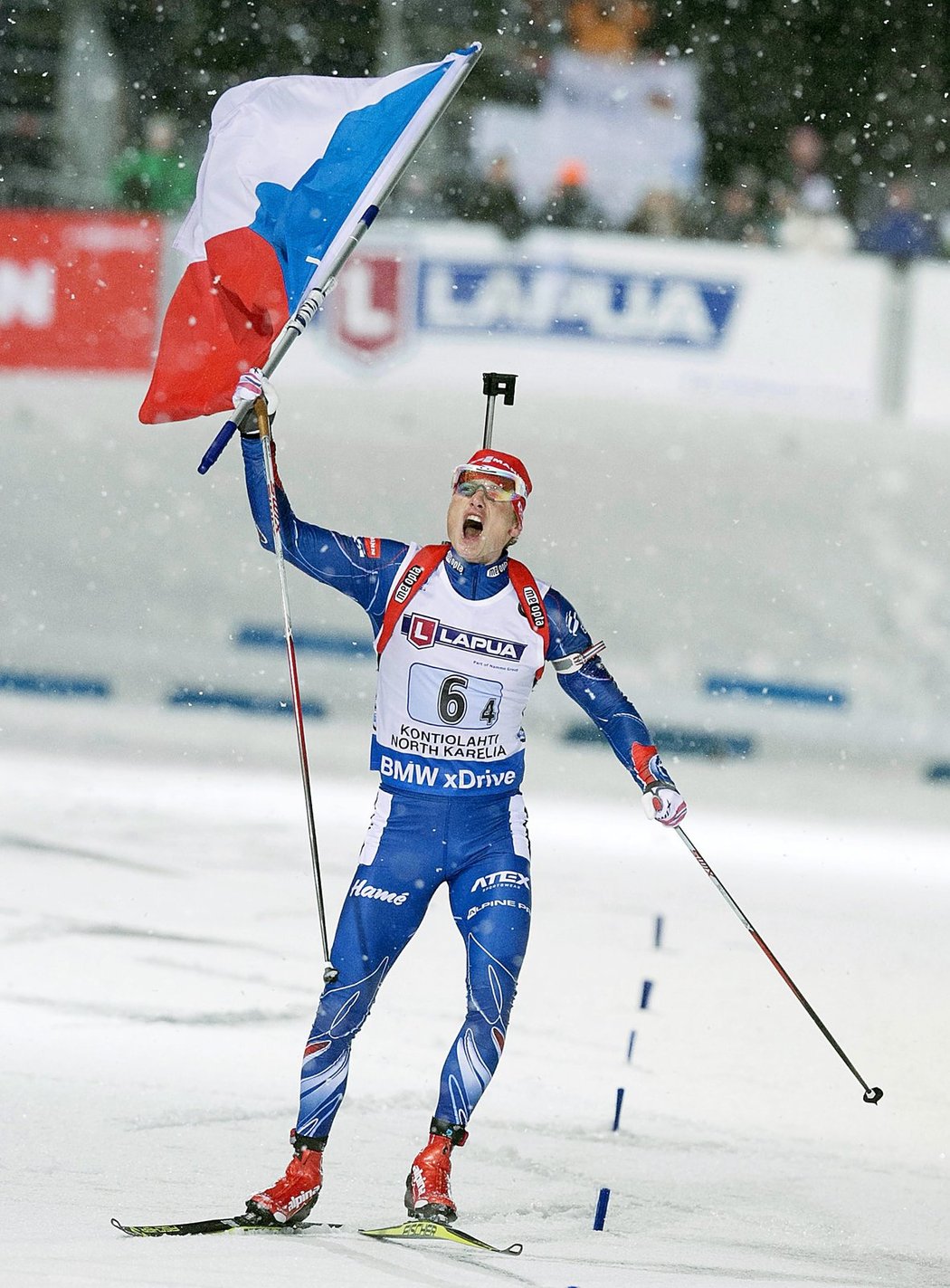 Zlatá euforie Ondřeje Moravce v cíli závodu smíšených štafet na mistrovství světa biatlonistů ve Finsku