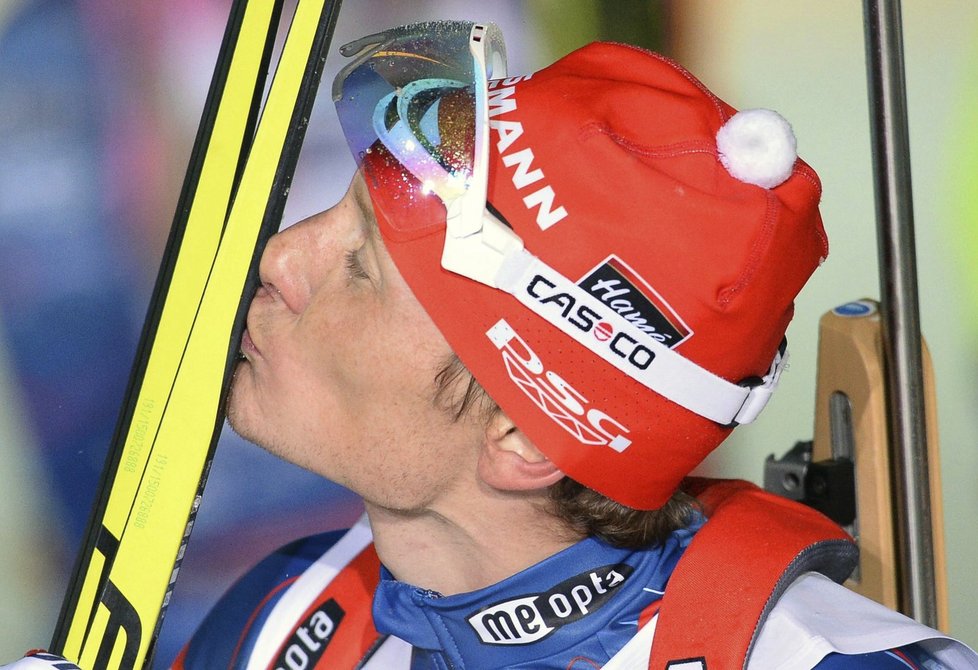 Ondřej Moravec dává po triumfu ve smíšené štafetě pusu svým zlatým lyžím