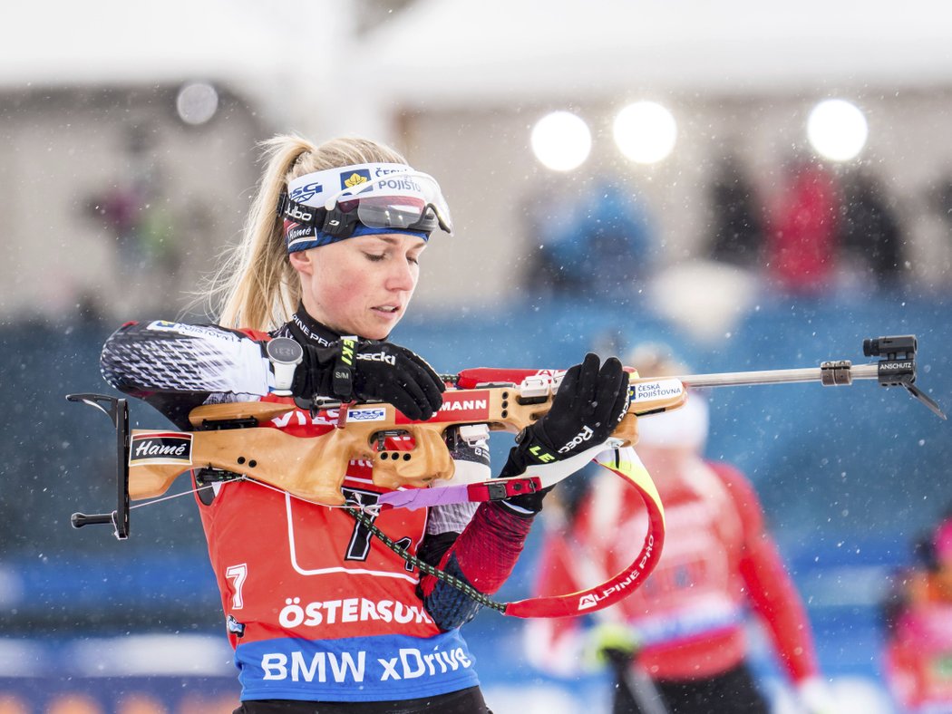 Eva Puskarčíková nezvládla první střelbu ve štafetě žen na MS, musela na tři trestná kola...