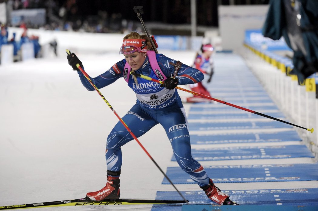 Gabriela Soukalová odjíždí ze střelnice při vytrvalostním závodě na 15 kilometrů