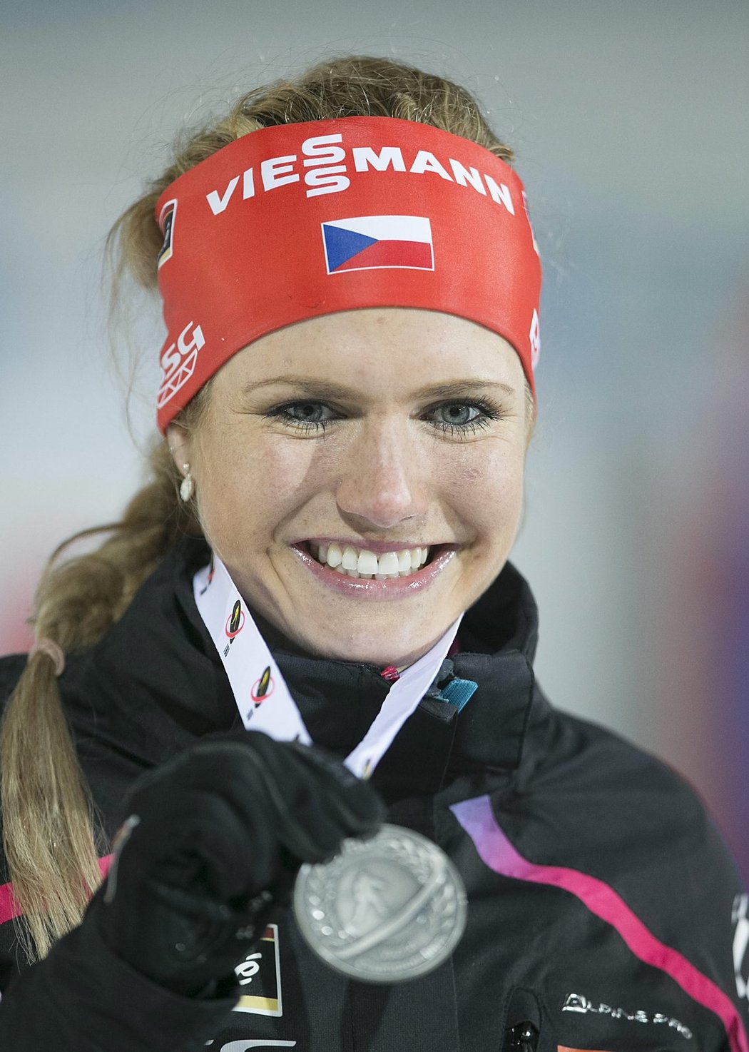 Gabriela Soukalová pózuje se stříbrnou medailí z vytrvalostního závodu na MS v Kontiolahti