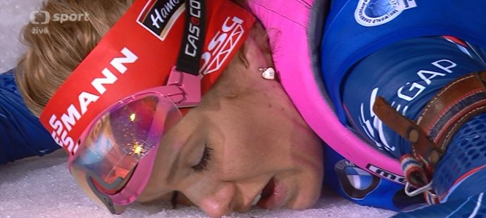 Gabriela Soukalová padla v cíli vytrvalostního závodu biatlonistek vyčerpáním na zem. Dlouho mohla doufat ve zlato, na druhou pozici ji odsunula až Ruska Jurlovová