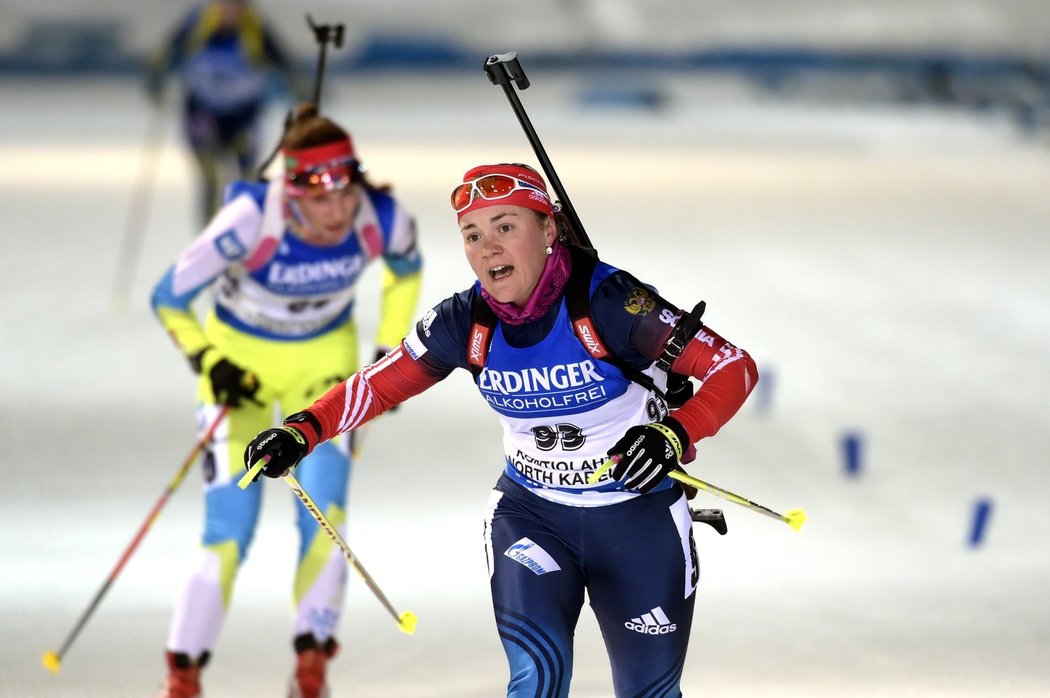 Šokující vítězka individuálního závodu biatlonistek na MS Jekatěrina Jurlovová dojíždí do cíle