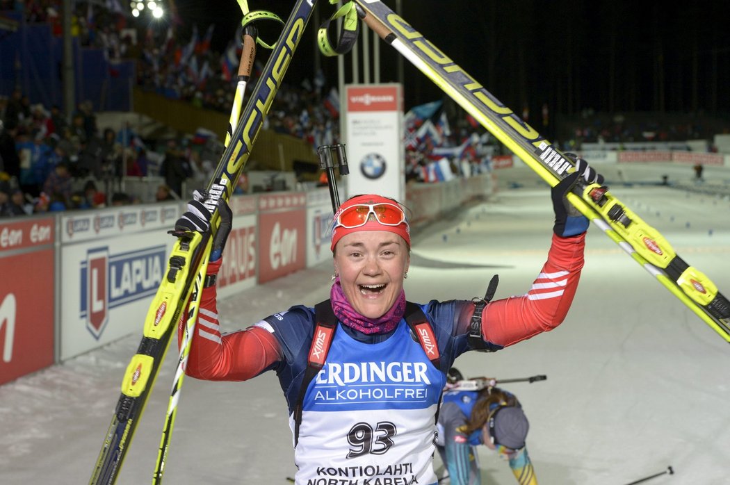Ruská biatlonistka Jekatěrina Jurlovová se raduje ze svého životního trimfu na mistrovství světa