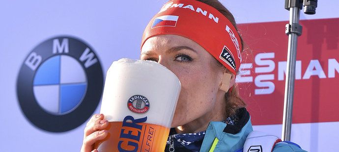 Česká biatlonistka Gabriela Koukalová oslavila zlato ze sprintu pivem!