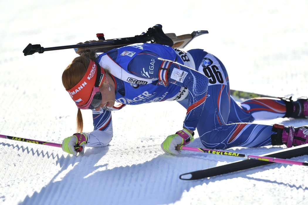 Vyčerpaná Gabriela Koukalová v cíli po zlatém sprintu