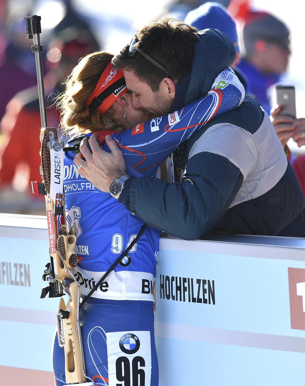 Vítězné objetí od manžela pro českou biatlonistkou Gabrielu Koukalovou po vyhraném sprintu na MS v Hochfilzenu