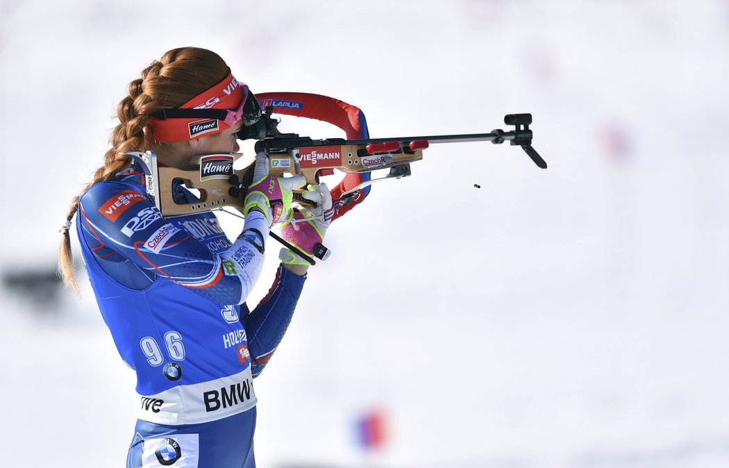 Střelba Gabriely Koukalové při zlatém sprintu na MS