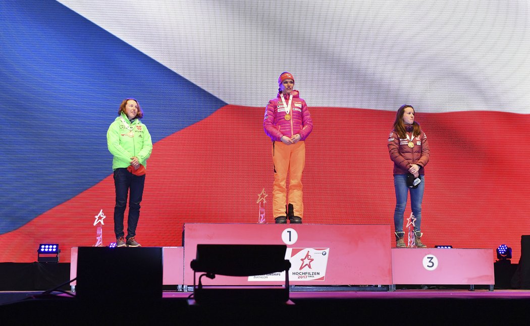 Gabriela Koukalová na stupni vítězů