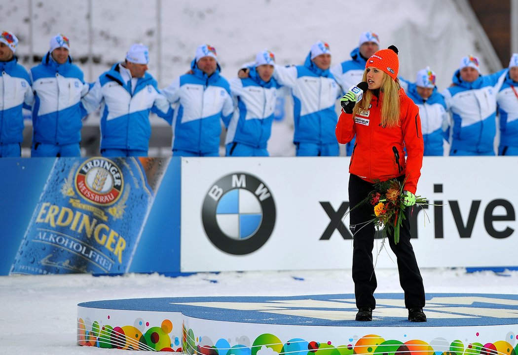 Česká biatlonistka Gabriela Soukalová splnila slib a po skončení šampionátu v Novém Městě na Moravě zazpívala divákům