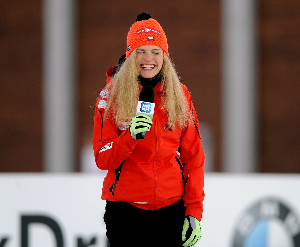 Česká biatlonistka Gabriela Soukalová splnila slib a po skončení šampionátu v Novém Městě na Moravě zazpívala divákům