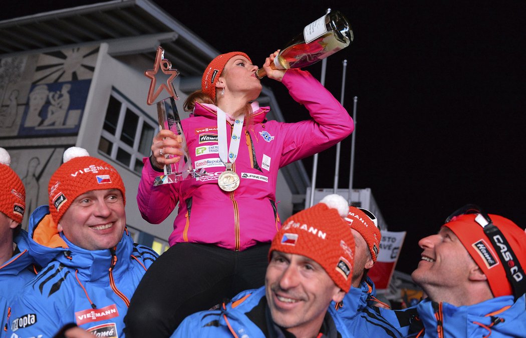 Česká biatlonistka Gabriela Koukalová oslavuje další zisk medaile