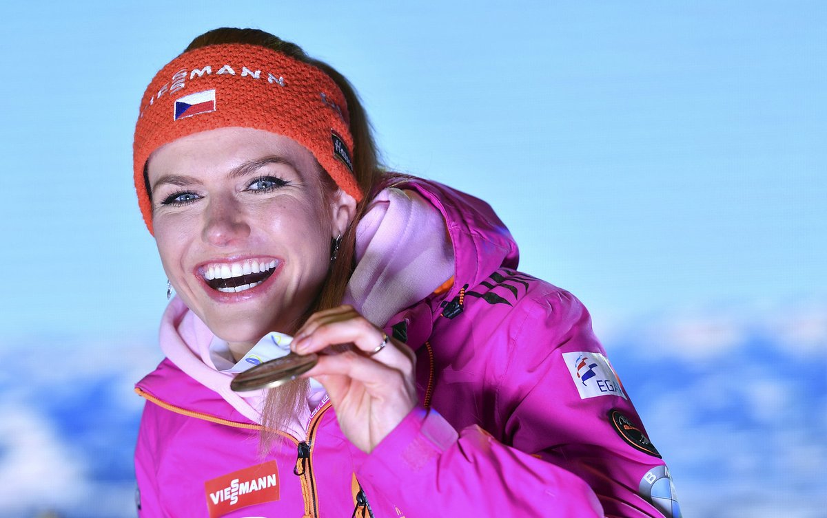 Česká biatlonistka Gabriela Koukalová s medailí za třetí místo ve stíhačce