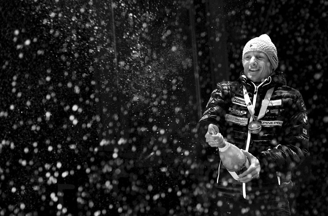 Ondřej Moravec slaví své stříbro z MS v Hochfilzenu sprchou šampaňského