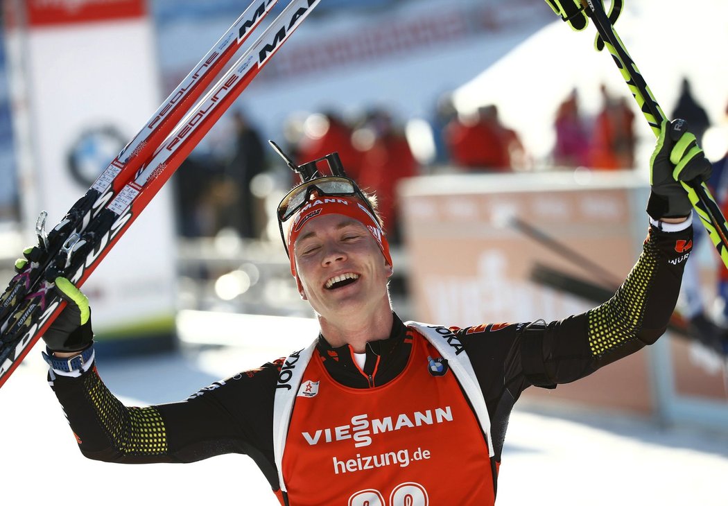 Německý biatlonista Benedikt Doll se raduje z fantastického vítězství ve sprintu na MS